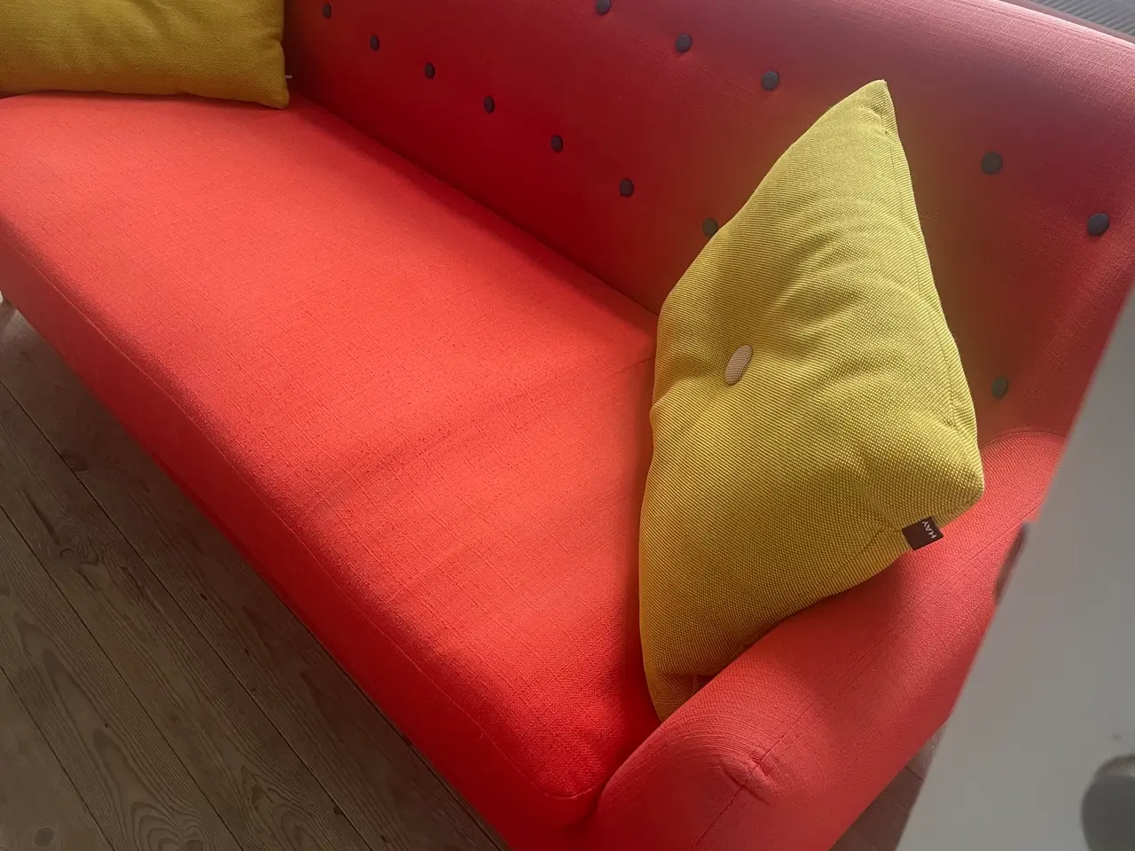 Billede 3 - Rød 2-3 pers sofa. Hent for 100kr