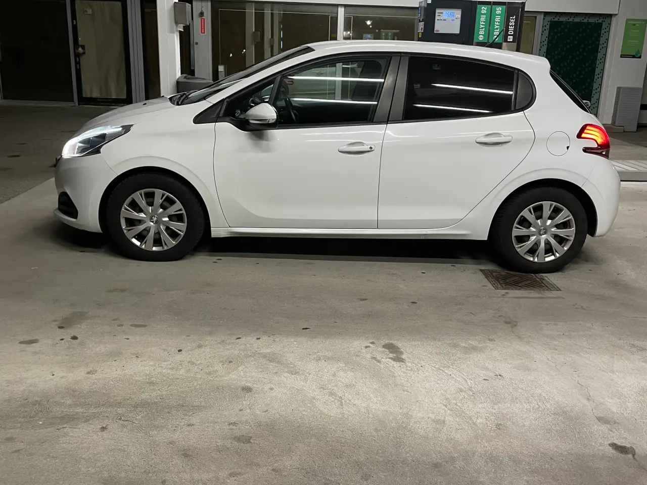 Billede 3 - Velholdt Peugeot 208 – årgang 2015 – 1 ejer
