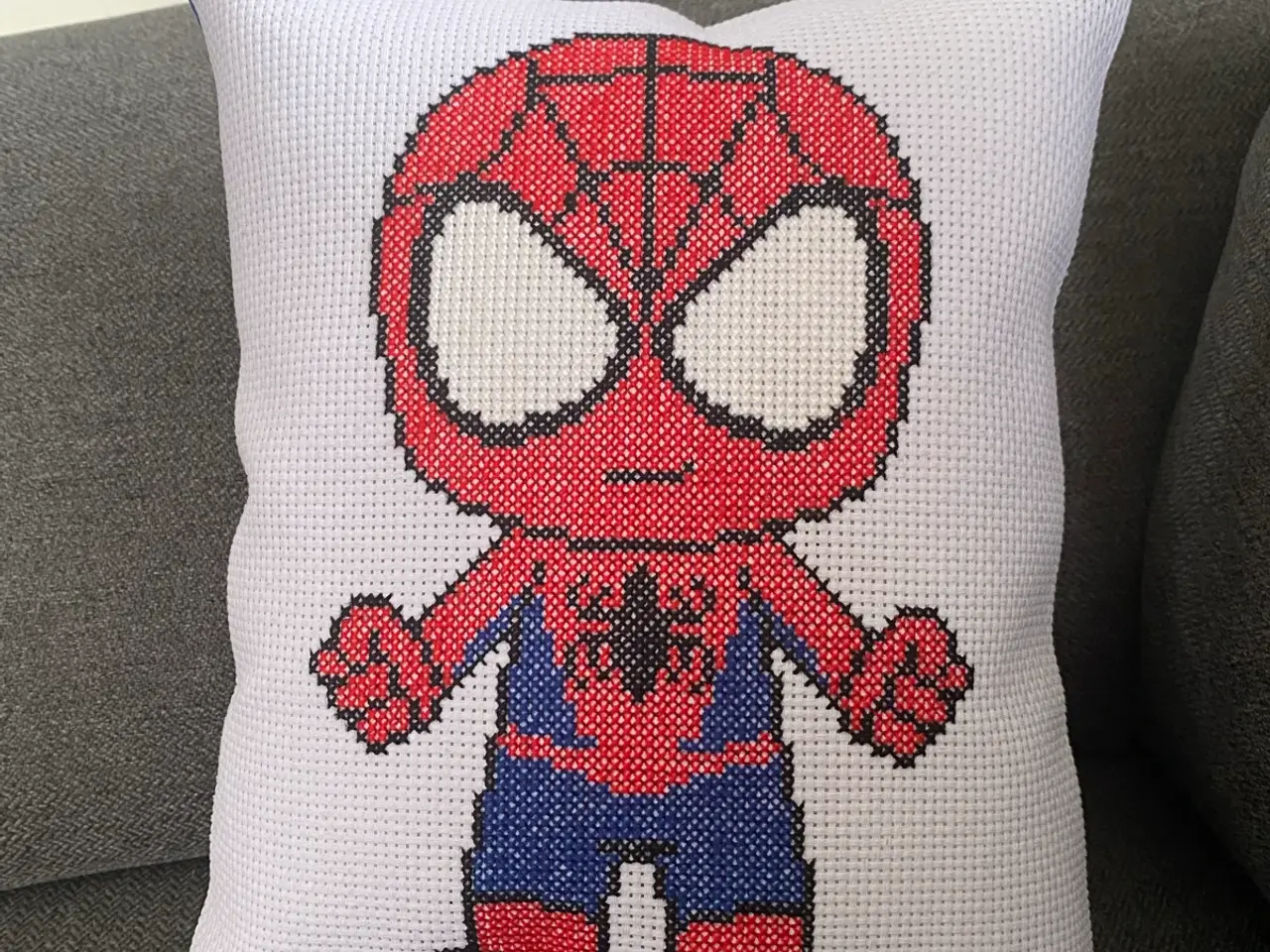 Billede 1 - Håndbroderet spiderman pude 