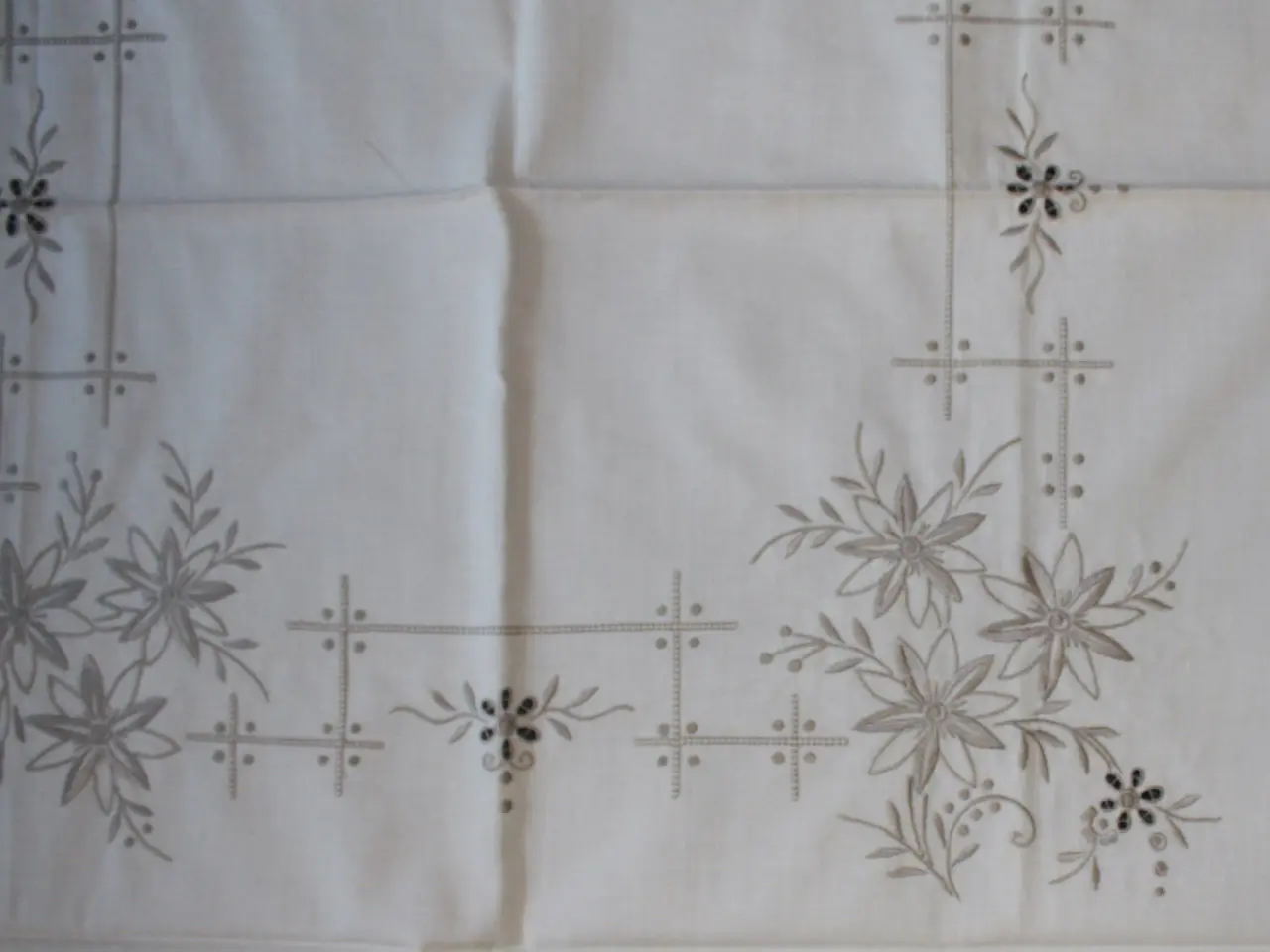 Billede 6 - Broderet dug, 120 x 120 cm