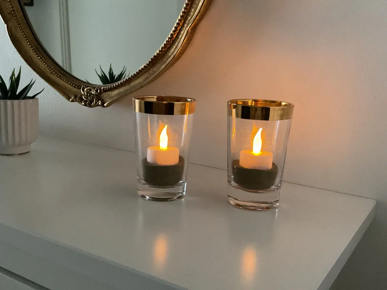 Billede 1 - 2 fine elegante lysestager med guldkant fra Ilum.