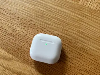 Apple AirPods 4 Aktiv støjreduktion