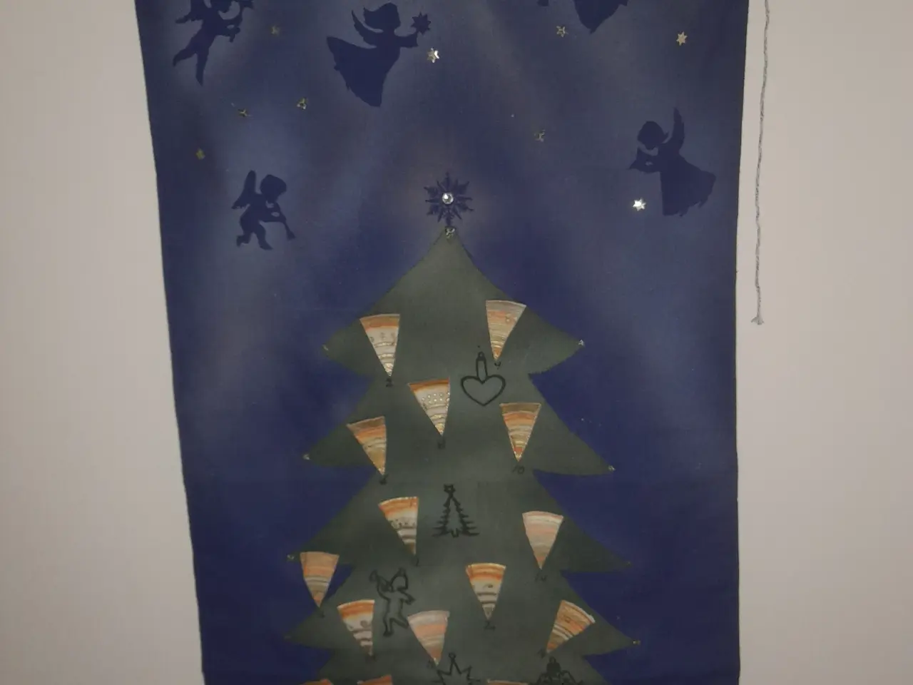 Billede 1 - Julekalender i stof, Juletræ med kræmmerhus