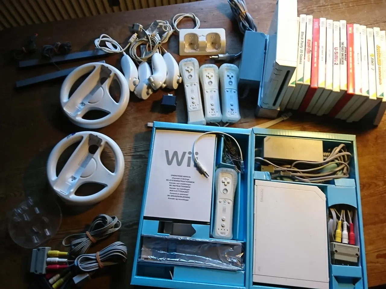 Billede 1 - 2 Stk. Nintendo WII m.14 Spil og Tilbeör