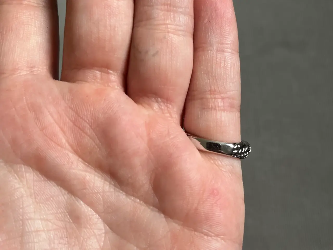Billede 3 - Sølvfarvet ring med sten og flet