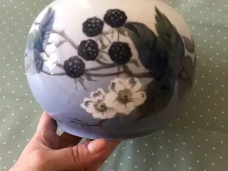 Royal Copenhagen vase med brombær 