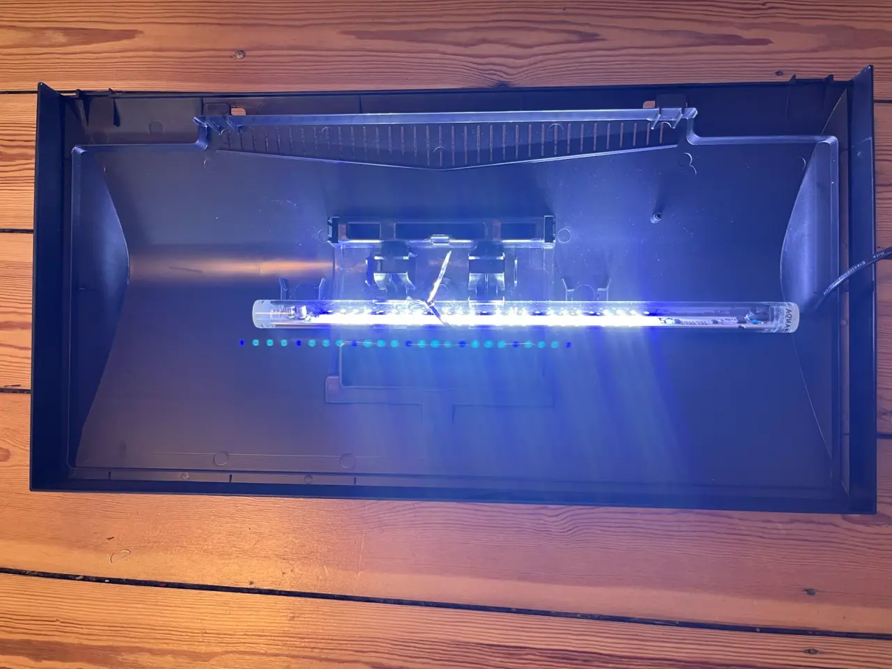 Billede 3 - Aquael akvarielåg med Day & Night LED-lys 60x30cm