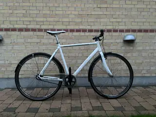 Hurtig citybike – God året rundt m. brede dæk 