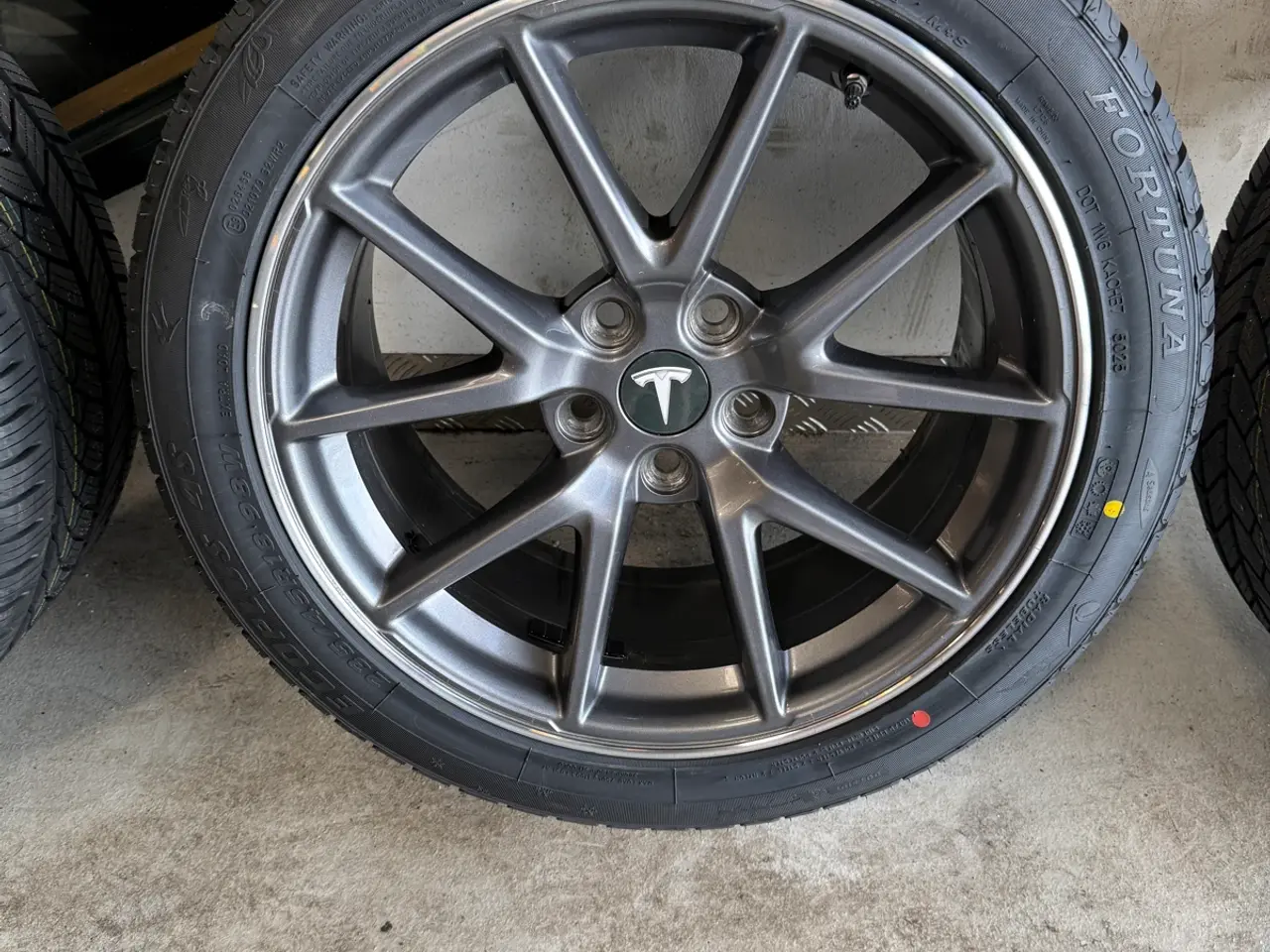 Billede 4 - Originale 18” Tesla model 3 fælge med nye helårsdæ