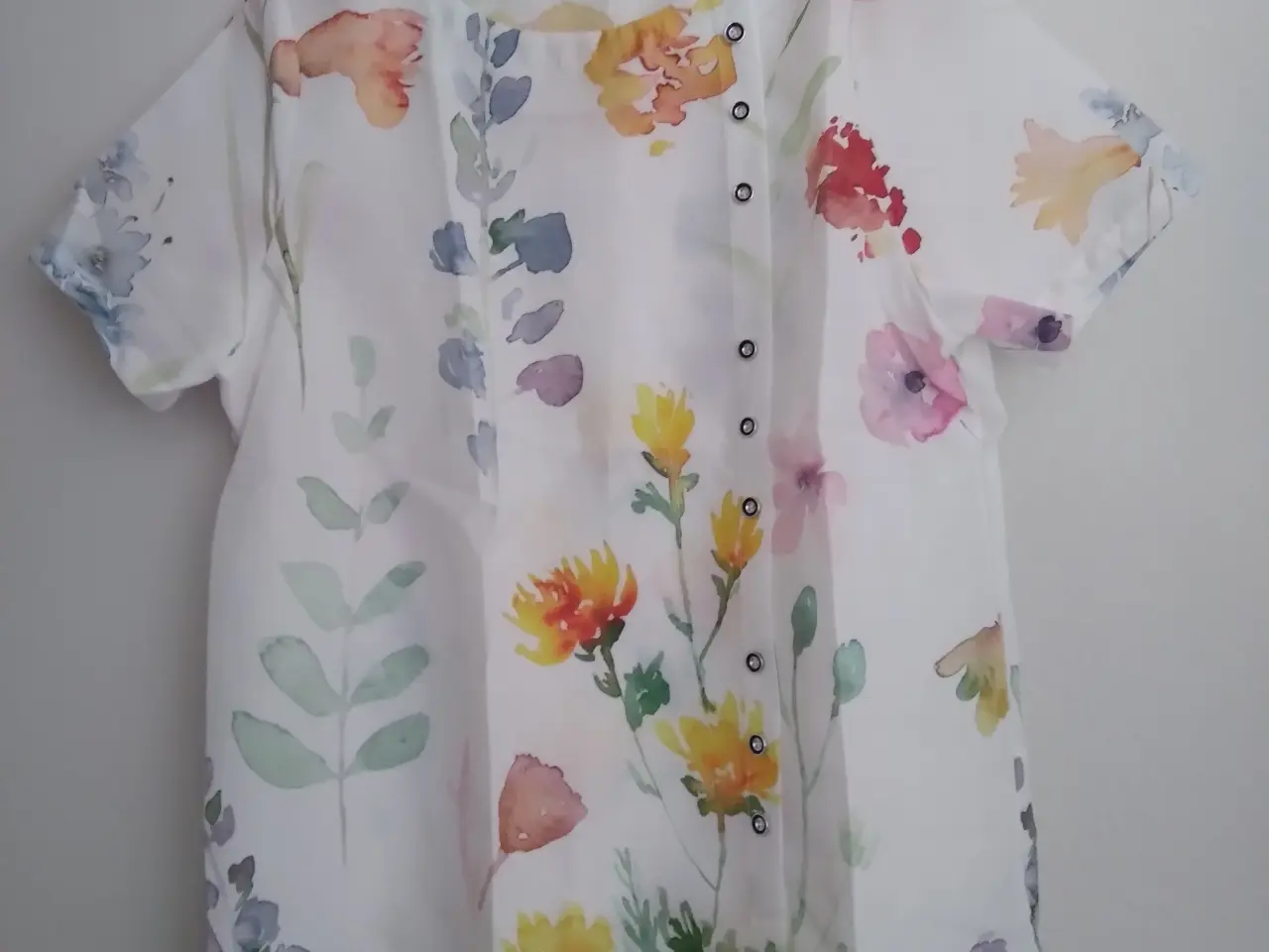 Billede 1 - Blomstret top m/pynteknapper