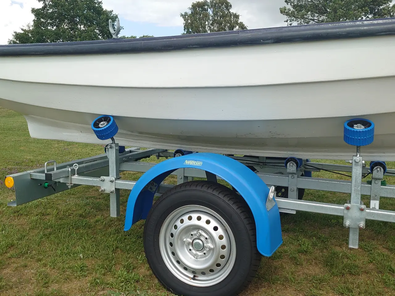 Billede 5 - Jolle med motor og trailer- synkefri