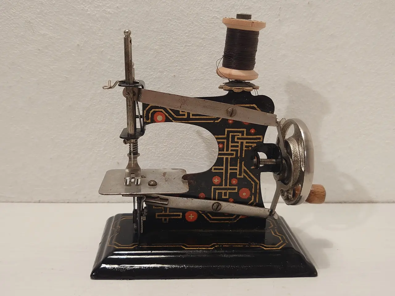 Billede 2 - Lille symaskine i blik .Model Casige.Virker. 1935