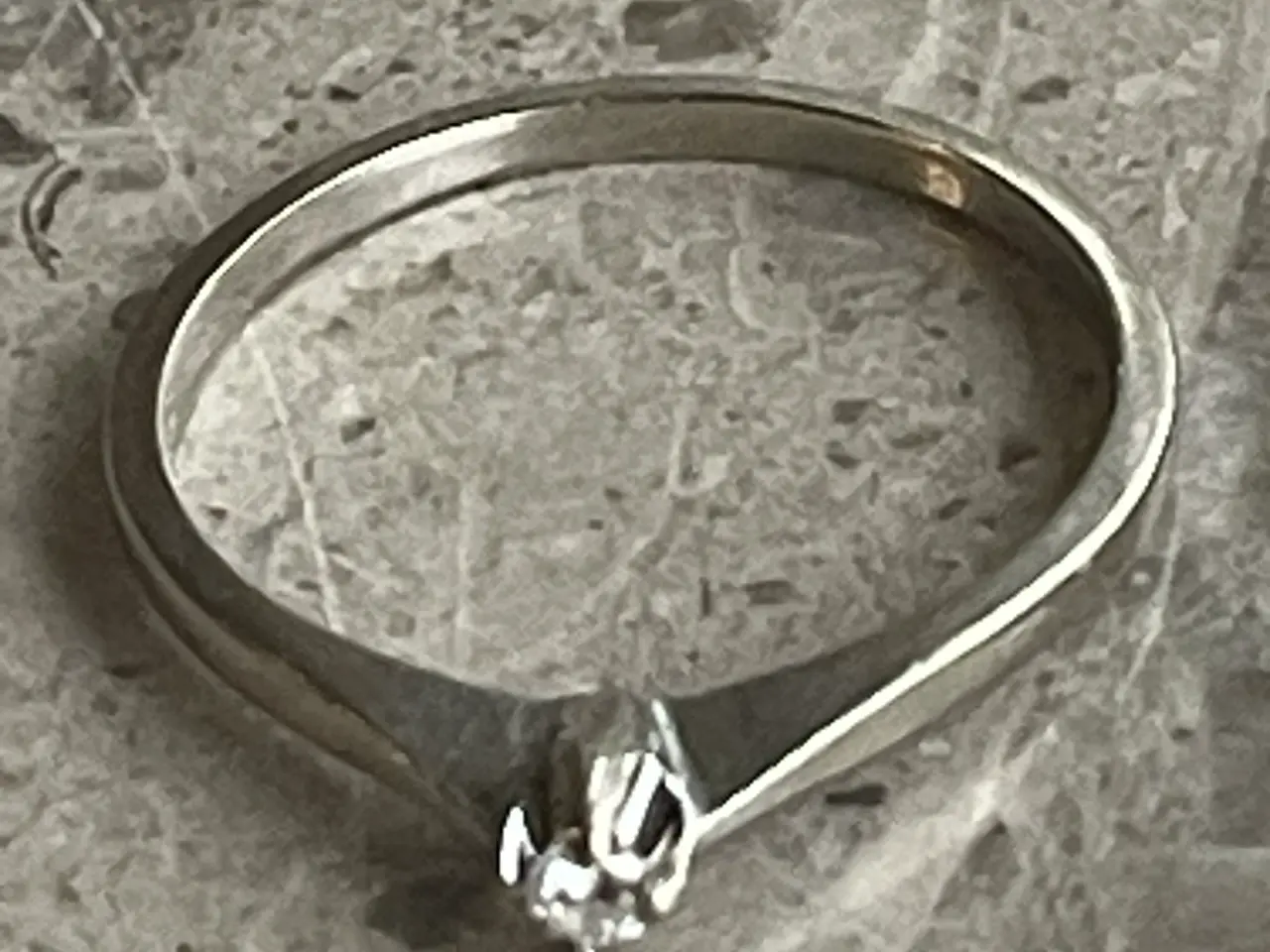 Billede 2 - Solitairering i 14 karat hvidguld.