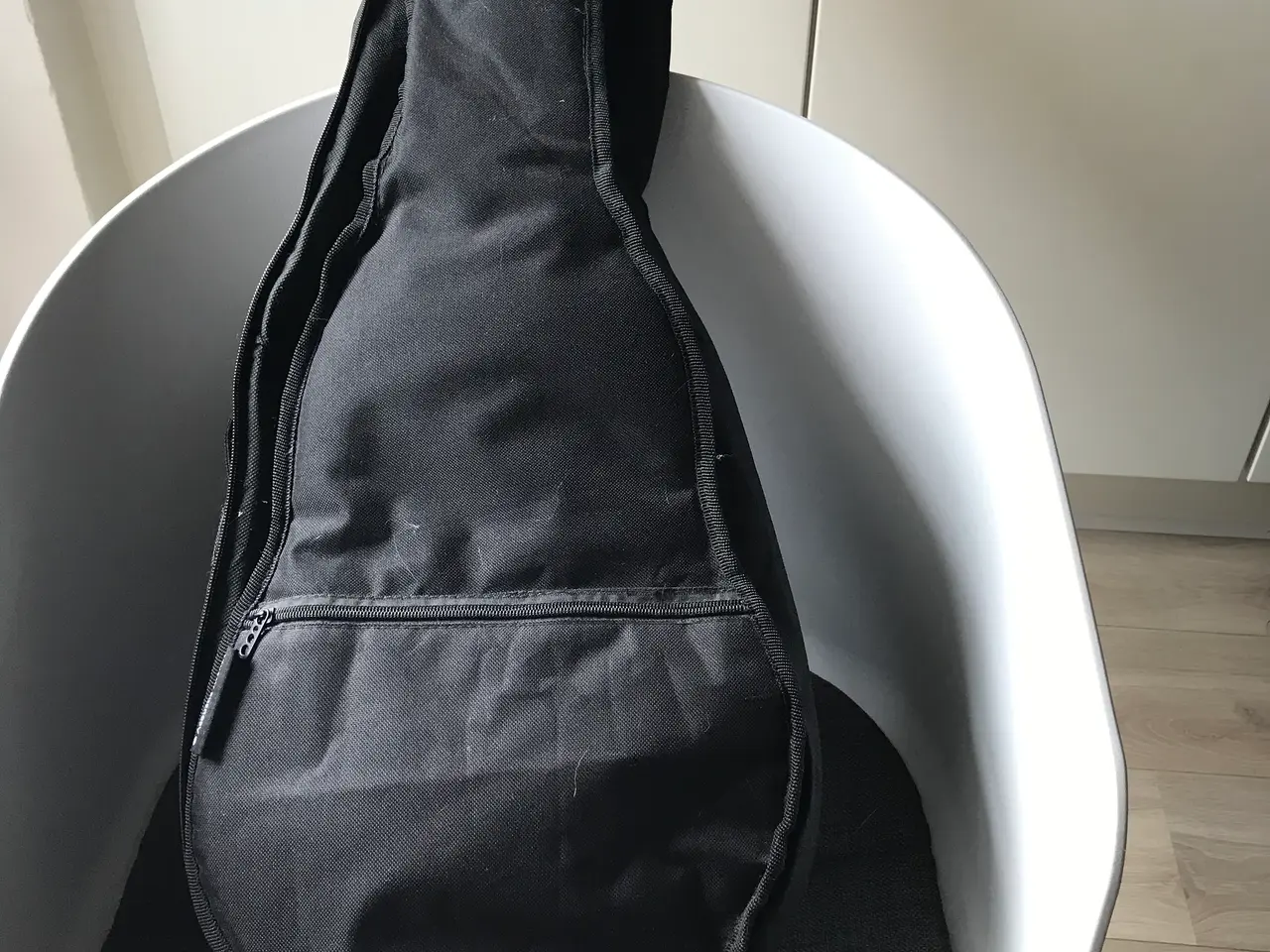 Billede 4 - Meget velholdt børne guitar med solid taske