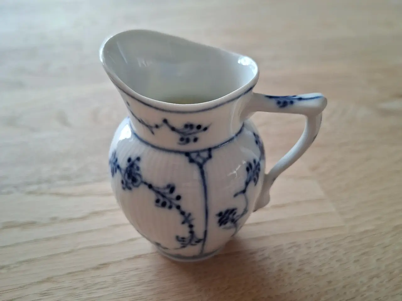Billede 3 - Kgl. Porcelæns Kaffekande og Flødekande samt 2 kaf