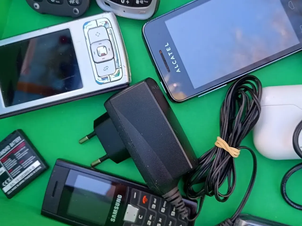 Billede 10 - Rodekasse med gl. mobiler og andet