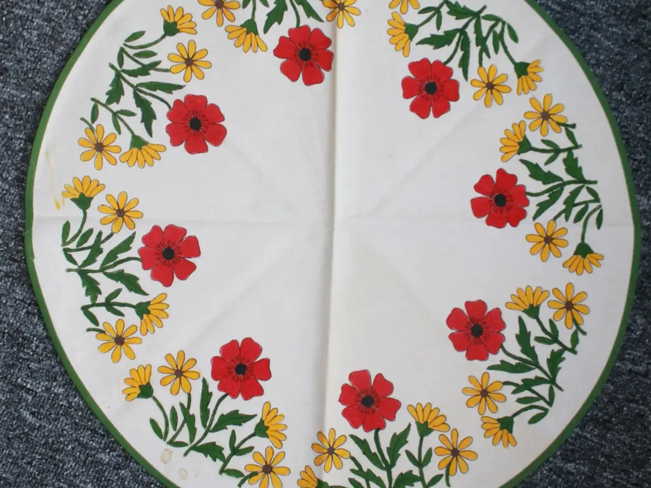 Billede 1 - Lille rund dug med trykte / malede blomster,
