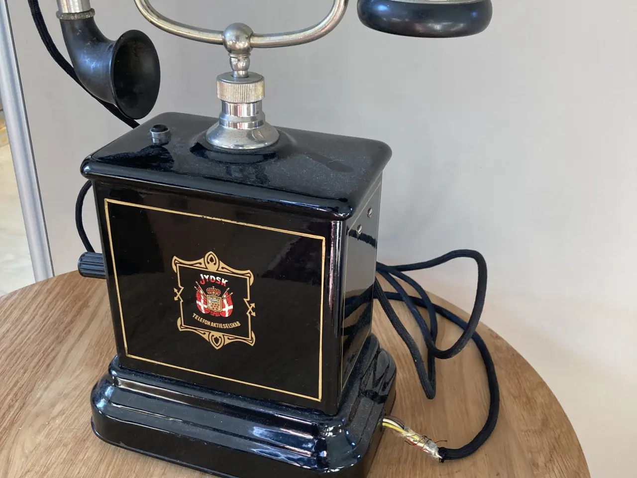 Billede 2 - ☎️ Retro bordtelefon i klassisk design – dekorativ