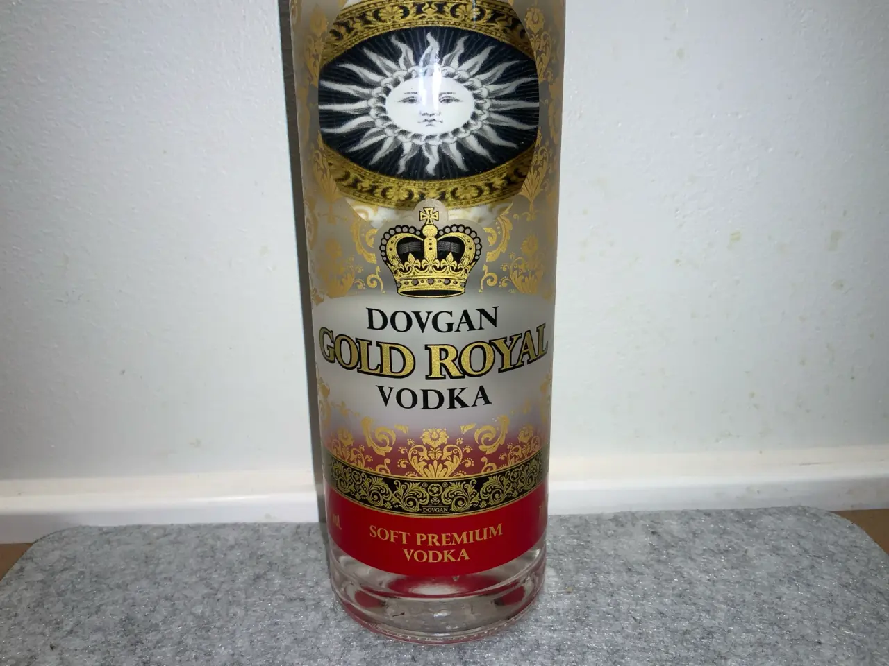Billede 2 - Dovgan Gold Royal vodka flaske på 700 ml med 37,5%