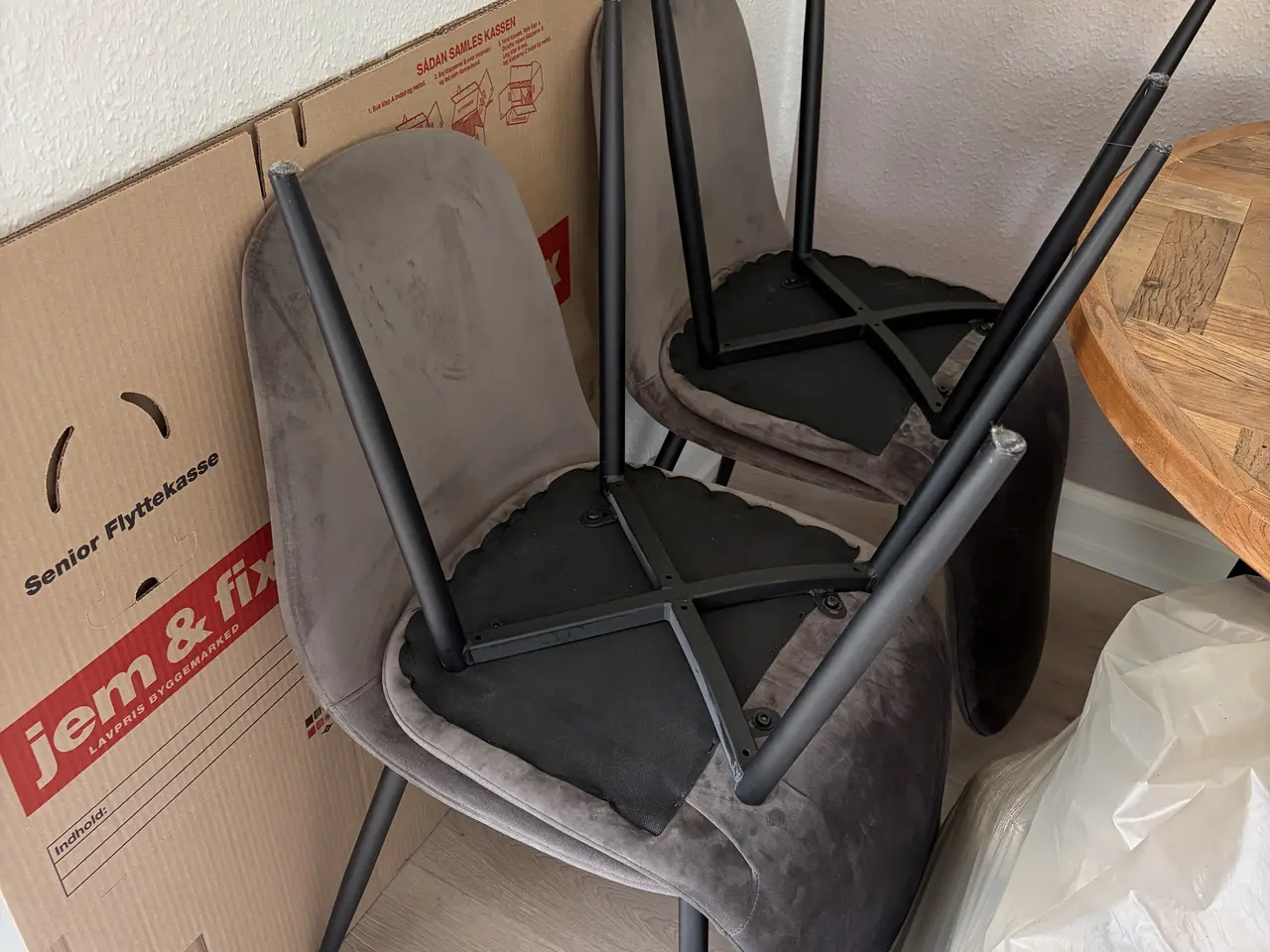 Billede 2 - 4 velour spisebordstole- sælges samlet. 
