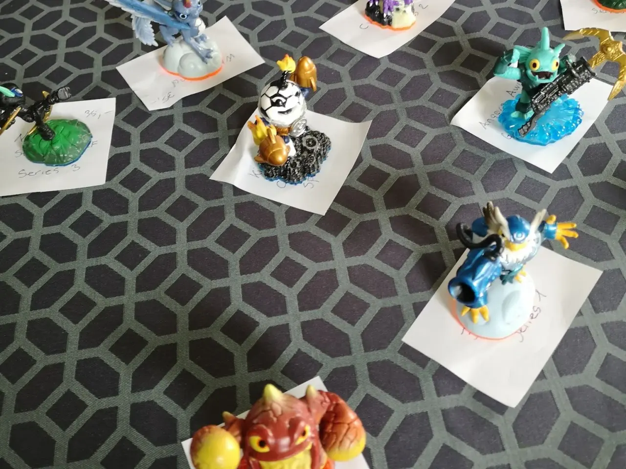 Billede 1 - 16 skyllanders figurer30-50kr pr stk.