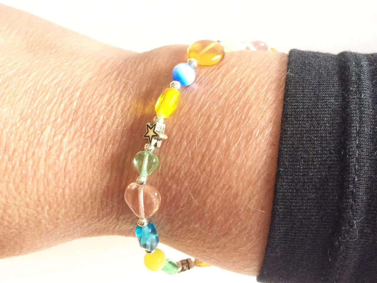 Billede 2 - Armbånd, lys gul, blå, klare perler