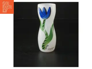 Kosta Boda vase med blomstermotiv (str. 12 cm) fra Kosta Boda