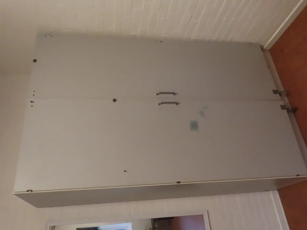 Billede 4 - Indhold på værelse af bord, køjeseng, skab mv.