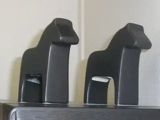 2 srte heste, i keramik