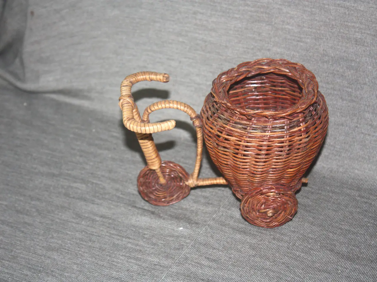 Billede 1 - Kurv / Flettet figur til Påske længde 16 cm