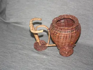 Kurv / Flettet figur til Påske længde 16 cm