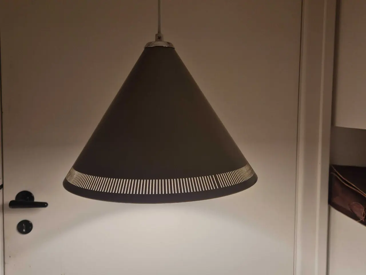 Billede 3 - Grå kegleformet retrolampe med fine perforeringer