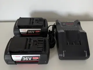 2 X Bosch 36V 4,0 Ah batteri og lader.