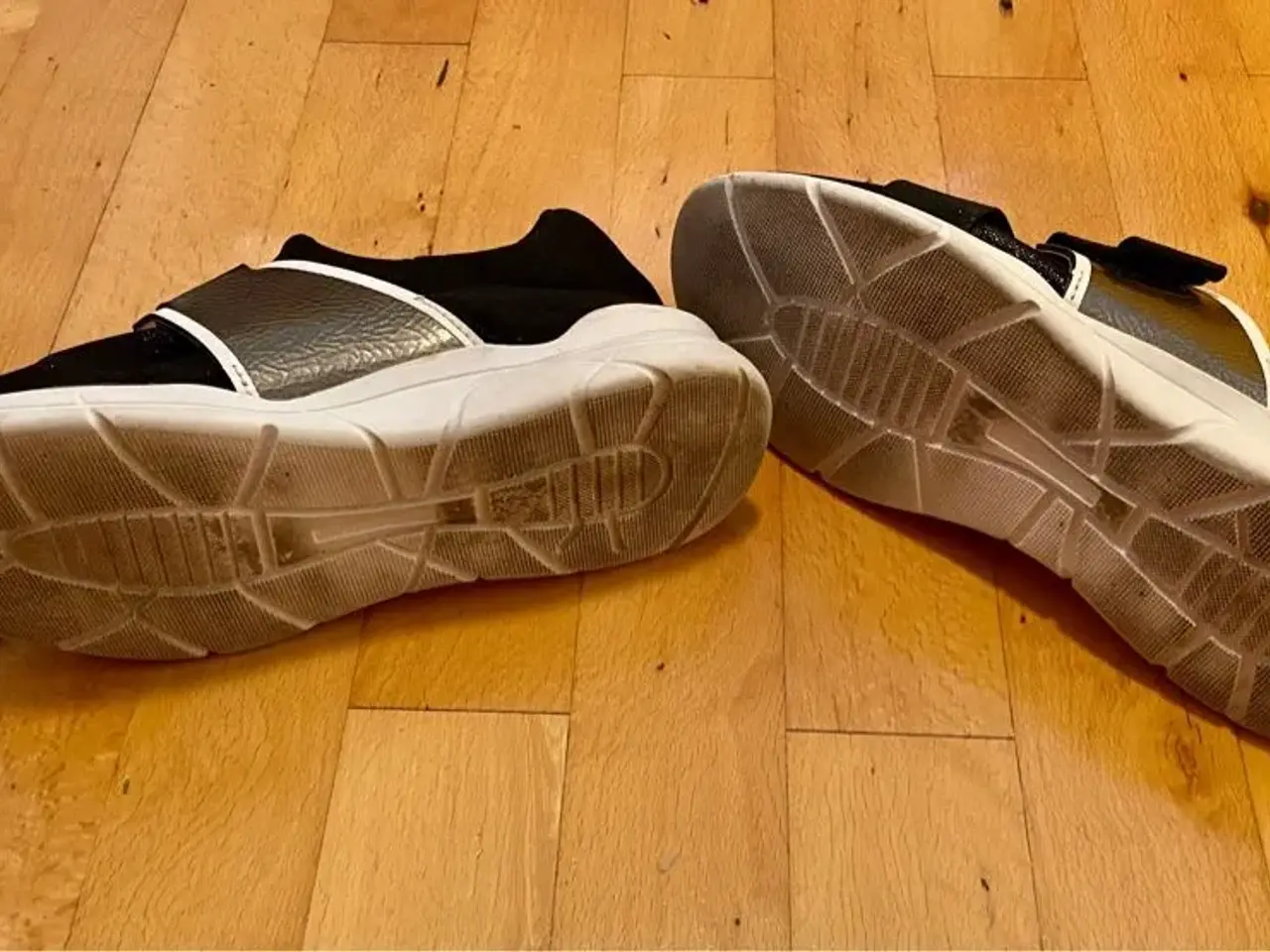 Billede 13 - GUESS sneakers til salg