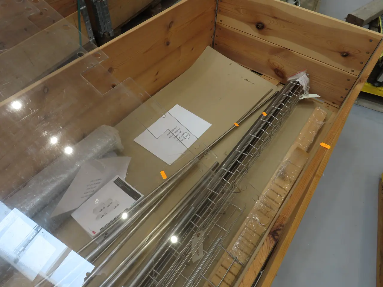Billede 6 - Palle med div. plexiglas, kabelføringsskinner m.m.