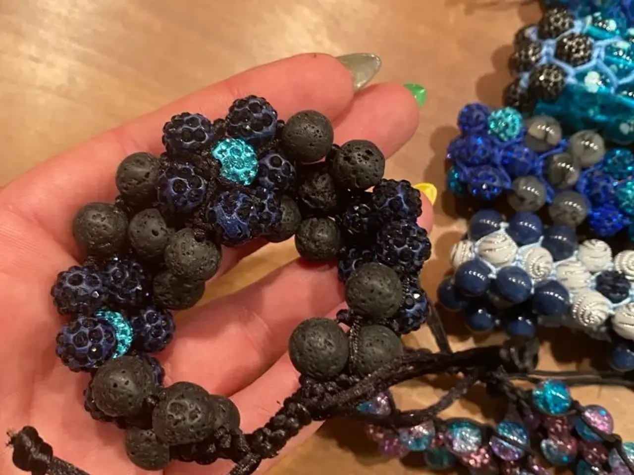 Billede 3 - Flotte nye knyttede armbånd