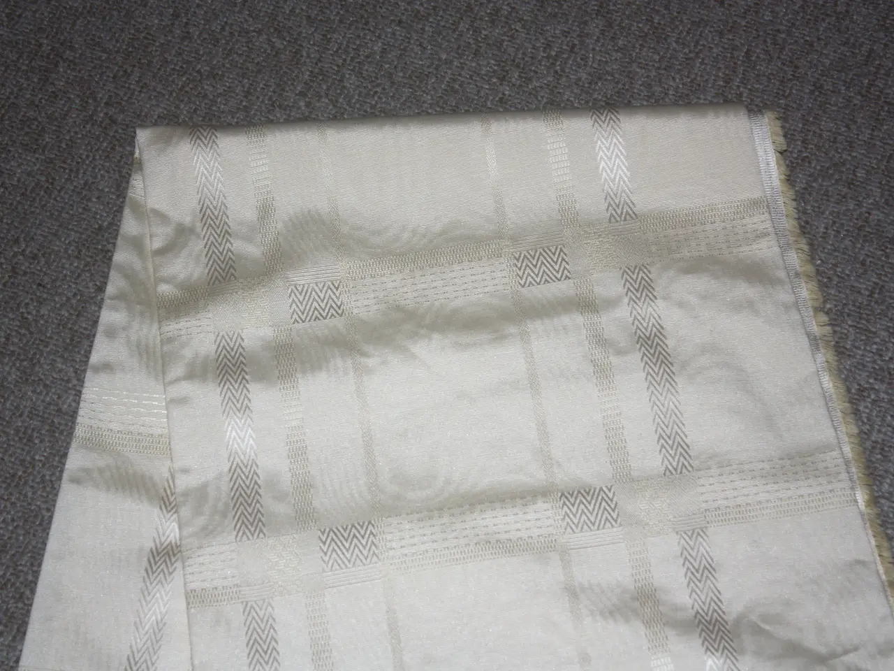 Billede 2 - Creme stof  160 cm x 144 cm