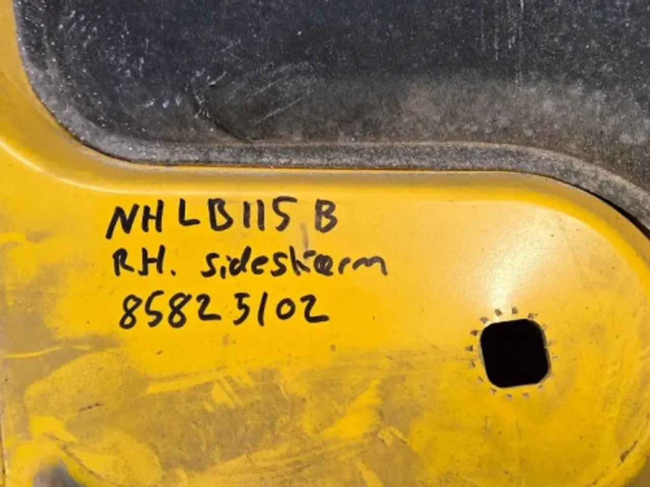 Billede 13 - New Holland LB115B Sideskærm R. 85825102