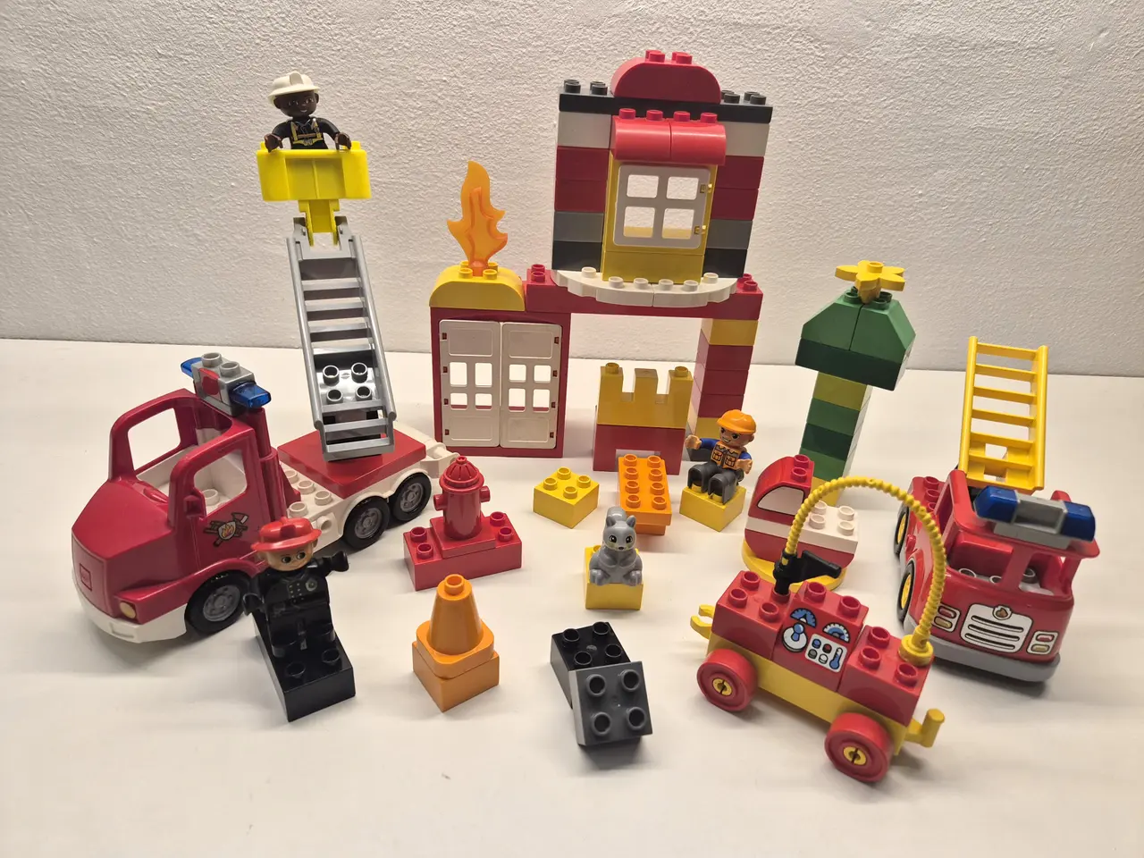 Billede 1 - Duplo Brandstation, Stigevogne, Den ene med blink 