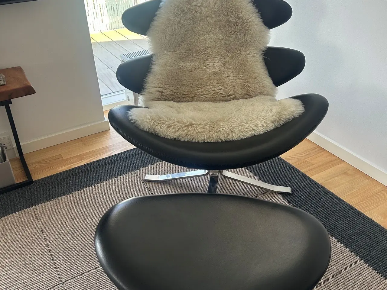 Billede 2 - Danish style Chair with Ottoman and Fur Accessory