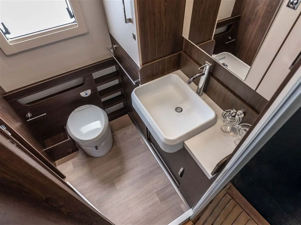 Billede 6 - 2022 - Benimar Tessoro 488 NK Rummelig camper med face-to-face siddegruppe