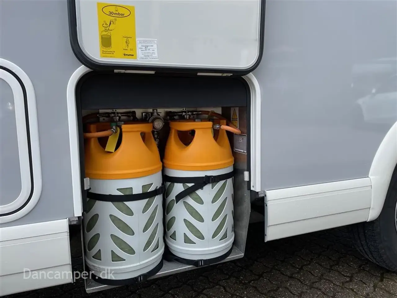 Billede 7 - 2018 - Carthago compactline 144 LE   Kommissionsbil. Automatgear - 150 hk, Enkeltsenge, solceller, inverter, hydrauliske selvnivilerende støttefødder