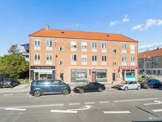 Bolig- og erhvervsejendom med 8 bolig- og 3 erhvervslejemål