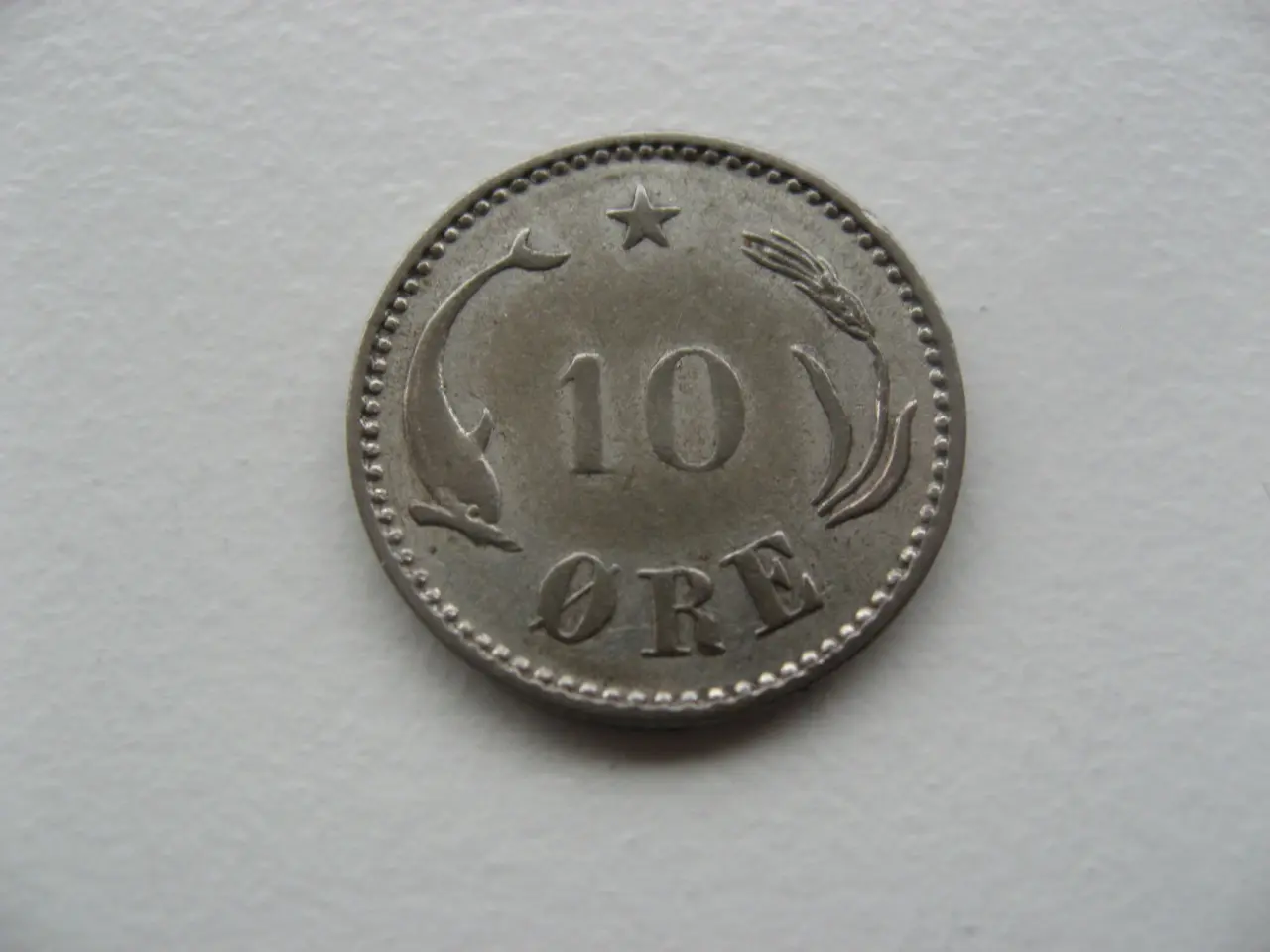 Billede 2 - FLOT DELFIN 10 ØRE 1904, et af de gode årstal