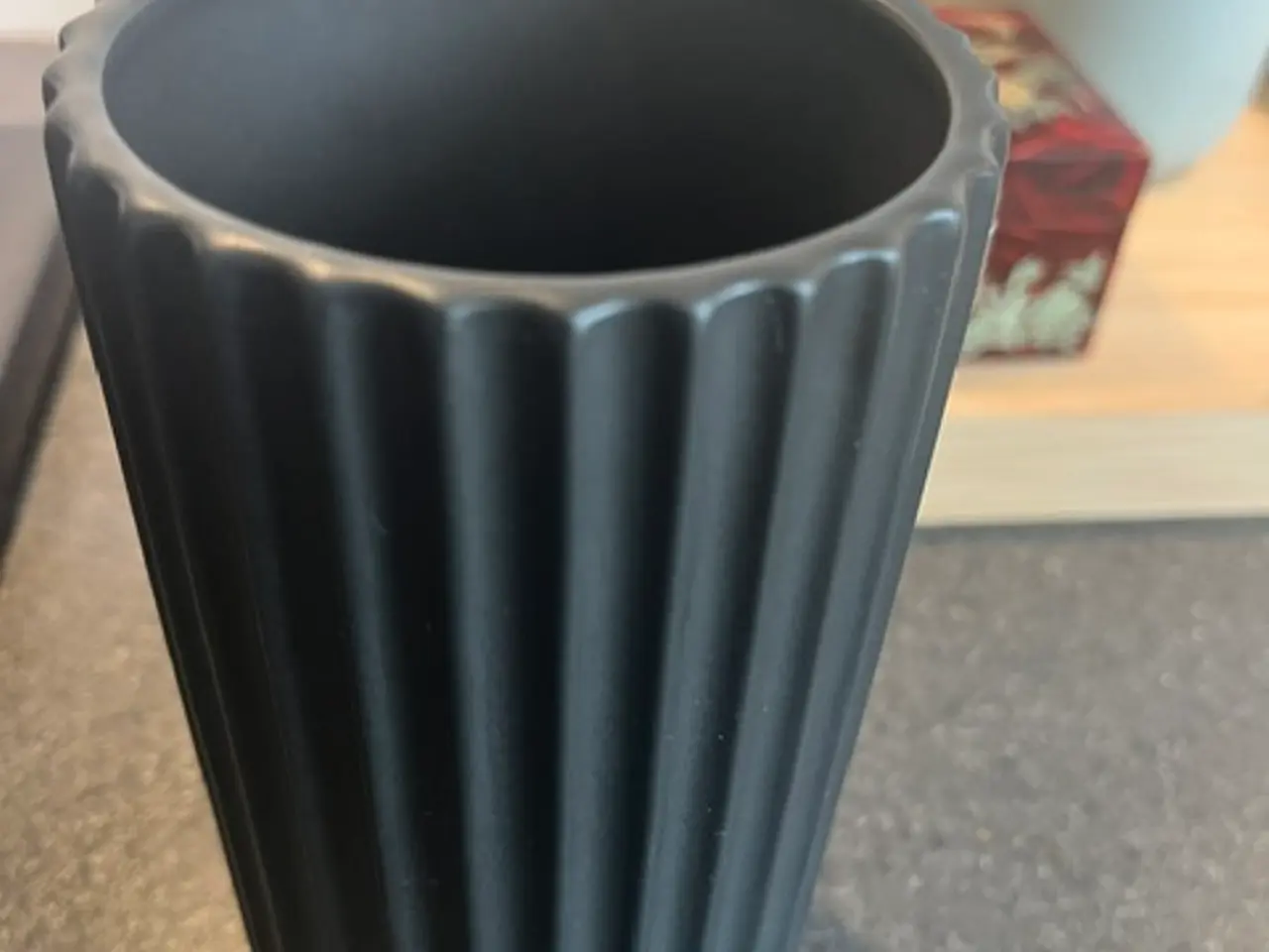 Billede 4 - Klassisk sort Lyngby vase højde 15,5 cm
