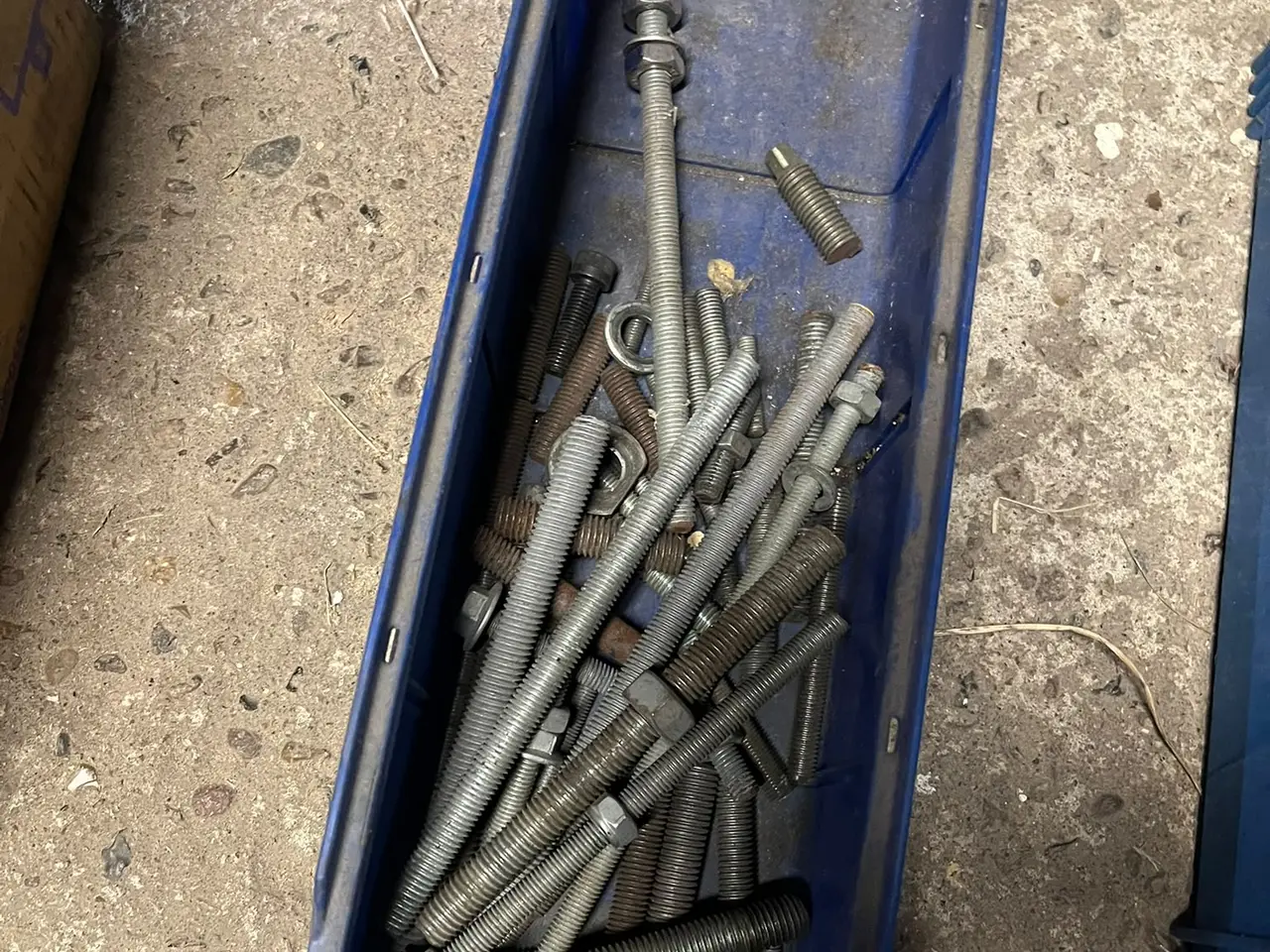 Billede 6 - Stort maskinbord med tilbehør og opspændingsdele