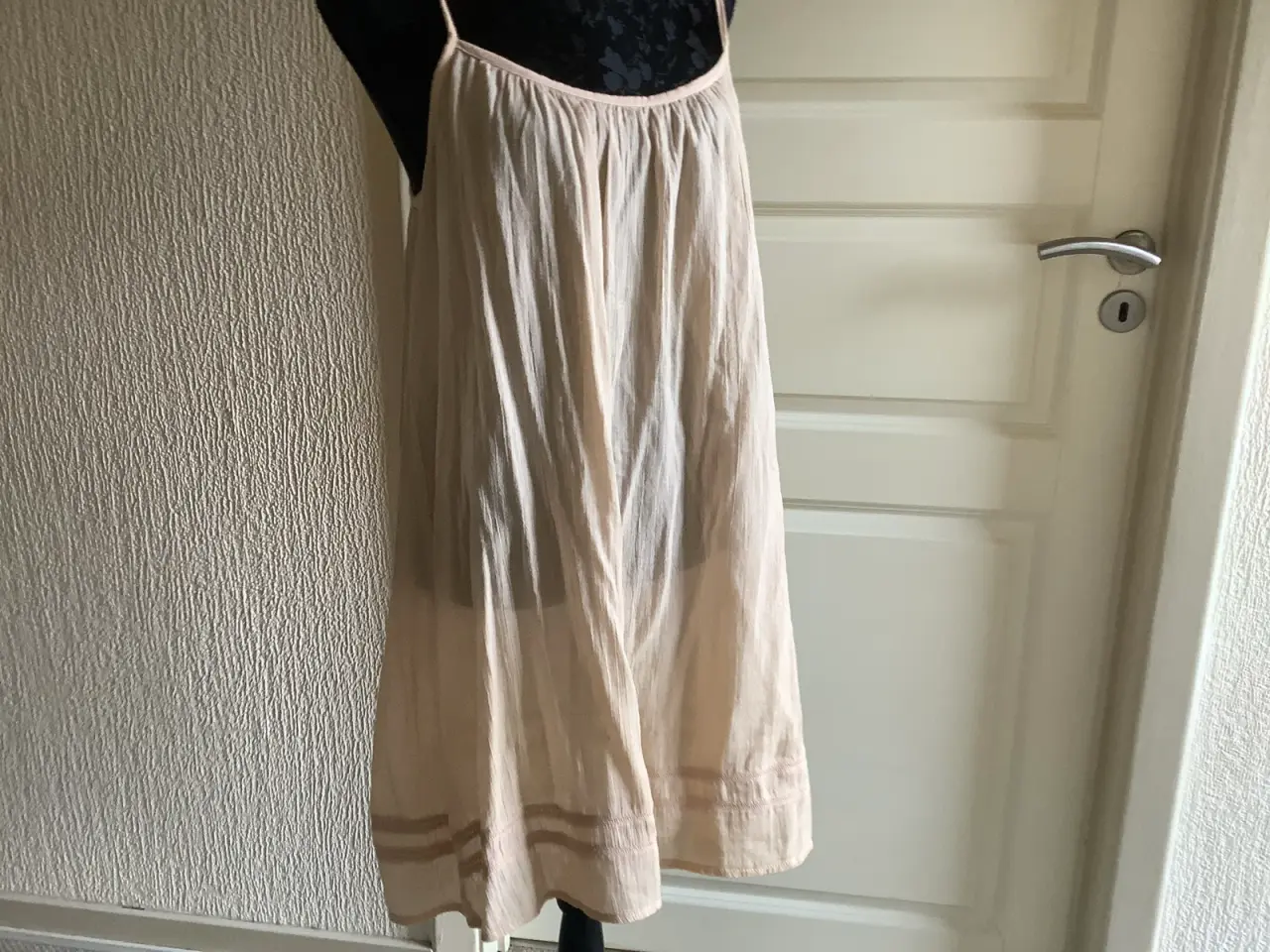 Billede 2 - Helt ny Vila beige sommerkjole str. L. 