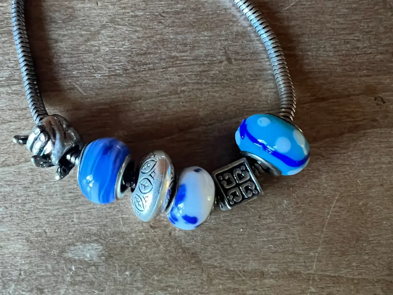 Billede 5 - Smukke armbånd med charms