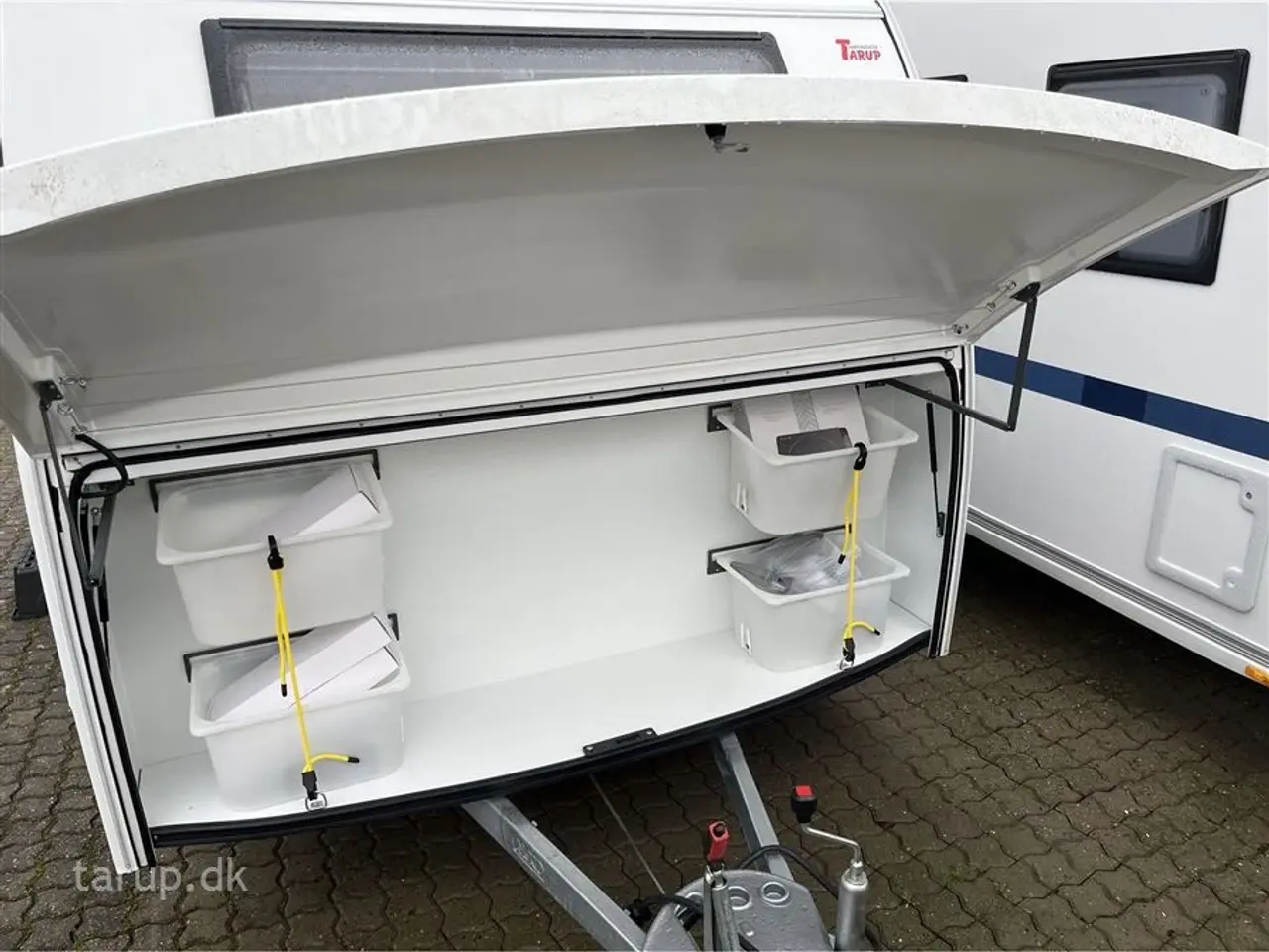 Billede 4 - 2025 - Adria Aviva Lite 300 LH   NYHED! Endesiddegruppe, stabilisator, stort opbevaringsrum i front, mulighed for at lave en lille køje