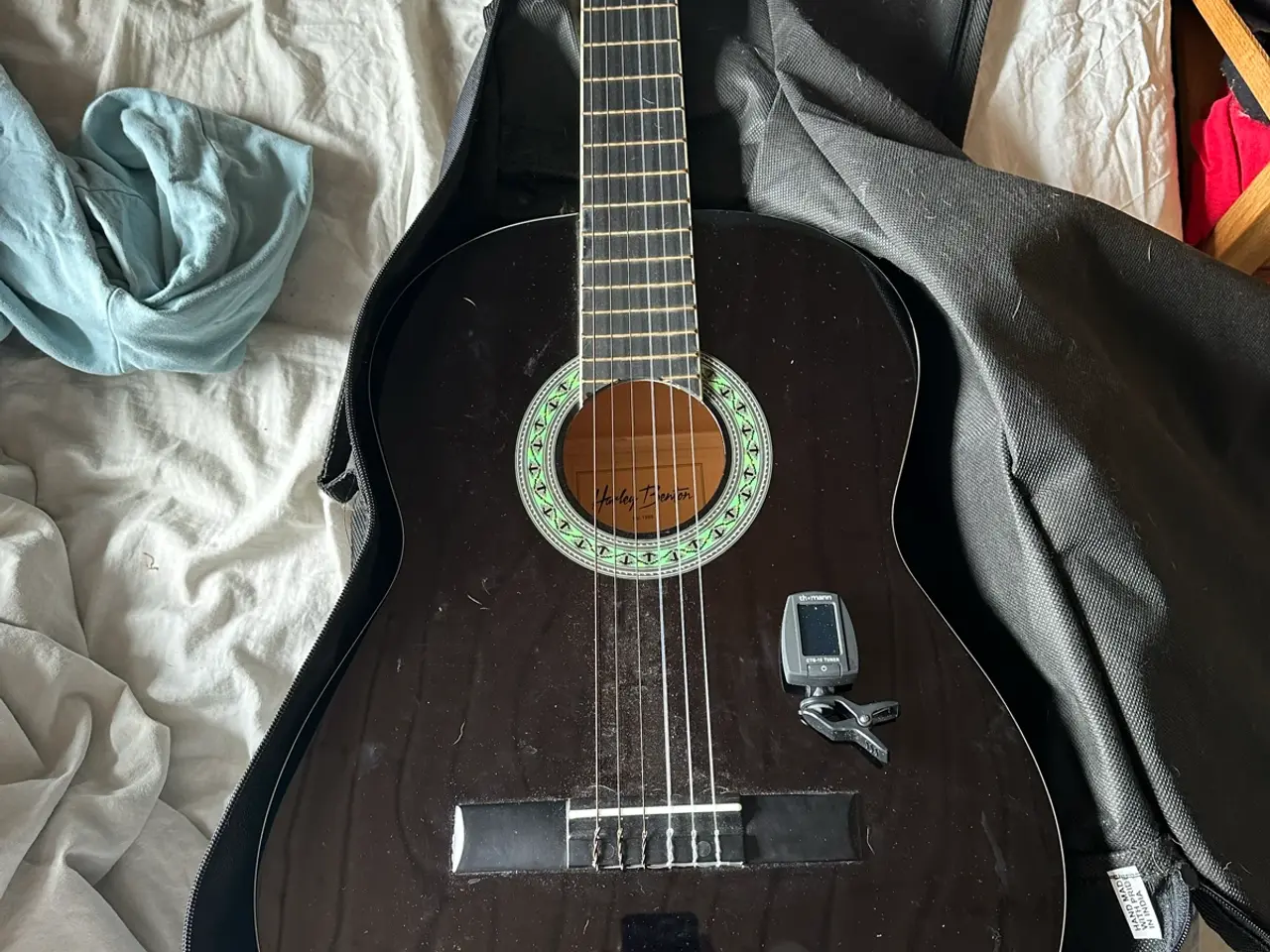 Billede 3 - Guitar som er lavet af Harley benton